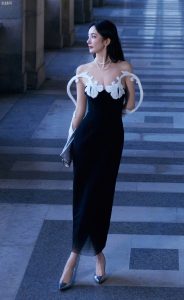 杨幂脚踩Christian Louboutin路铂廷高跟鞋现身巴黎身材曼妙性感