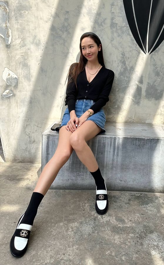 郑秀妍牛仔裙美腿生活图(1/2)