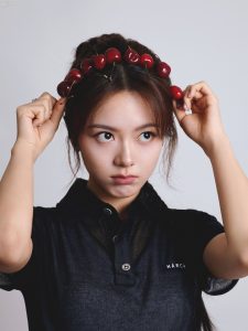 赵今麦少女美腿穿短靴温柔浪漫