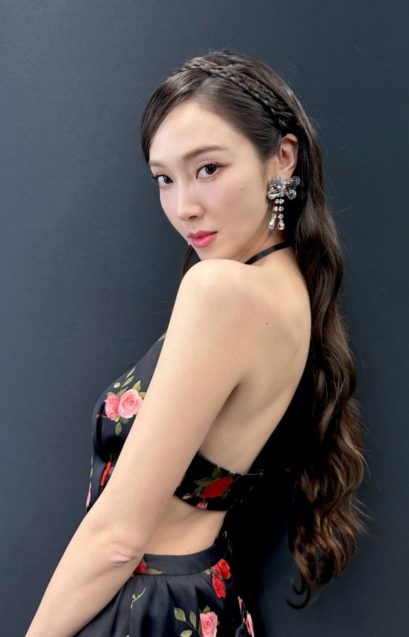 郑秀妍大秀美背腿穿黑丝网袜长发柔顺(3/7)