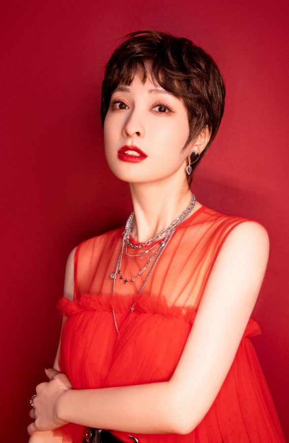 《beauty小姐》主持人吴昕短发造型不穿鞋秀棉袜脚（第2张/共3张）