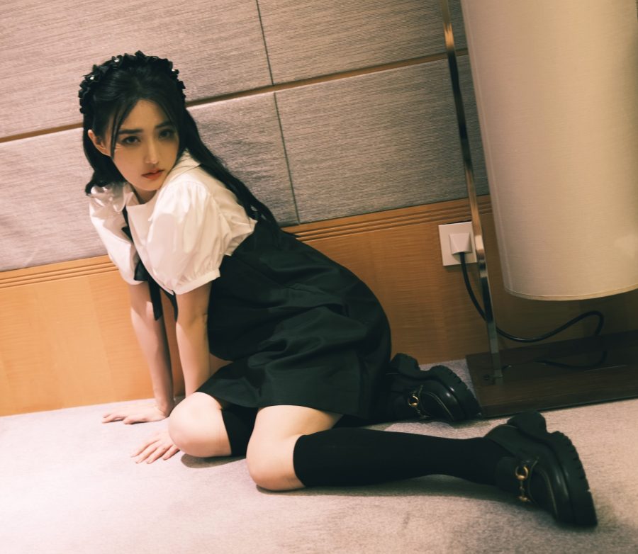 徐璐美腿穿黑色棉袜气质纯美如少女(2/7)