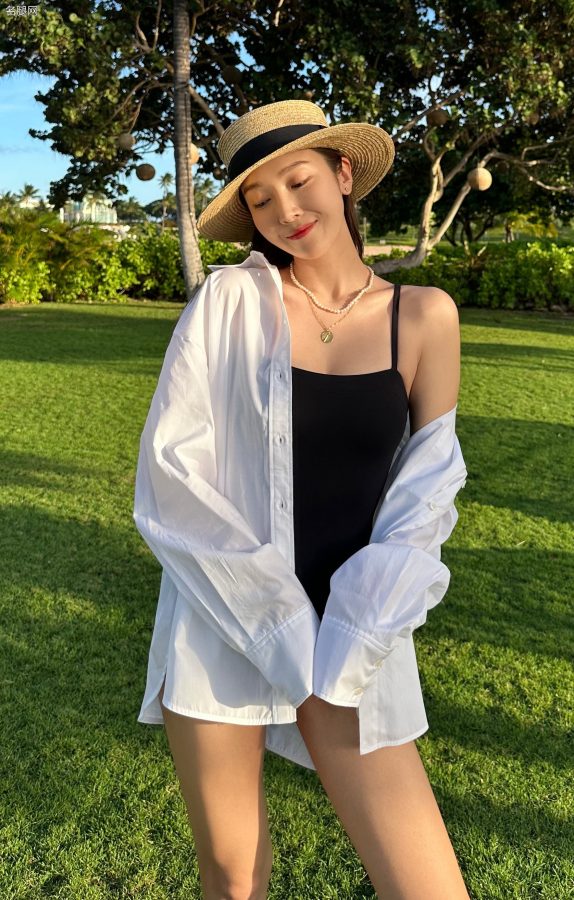 郑秀妍在夏威夷度假，白衬衫里穿一条吊带泳衣(2/6)