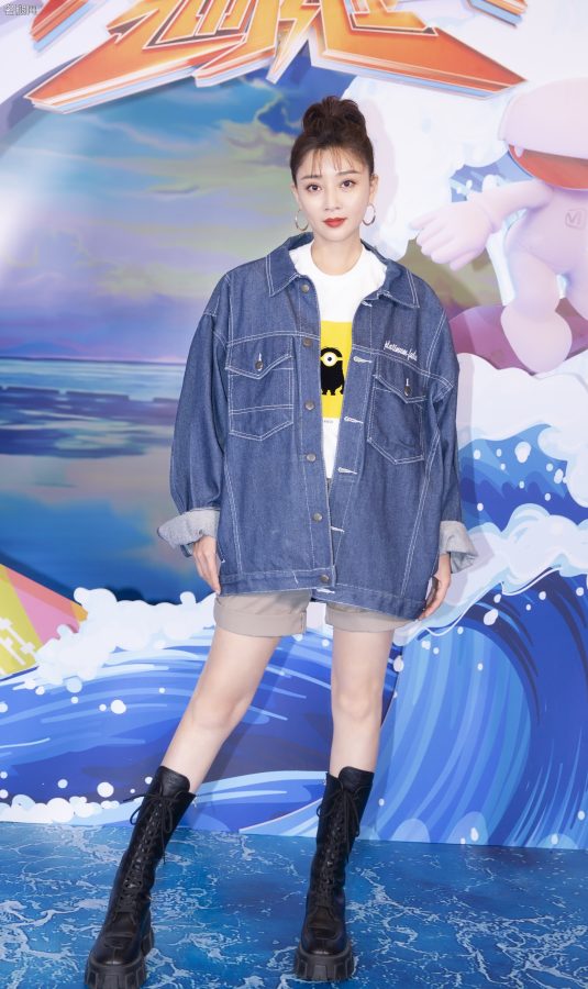 殷桃细腿穿长靴出席芒果TV2021青春新芒品鉴会(1/9)