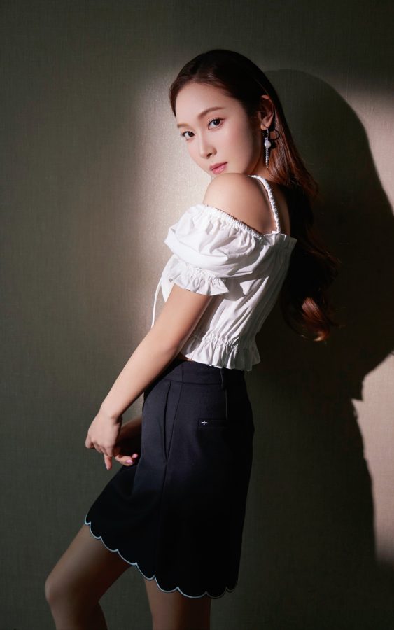 韩星郑秀妍光影交织美拍玉腿纤细(3/3)