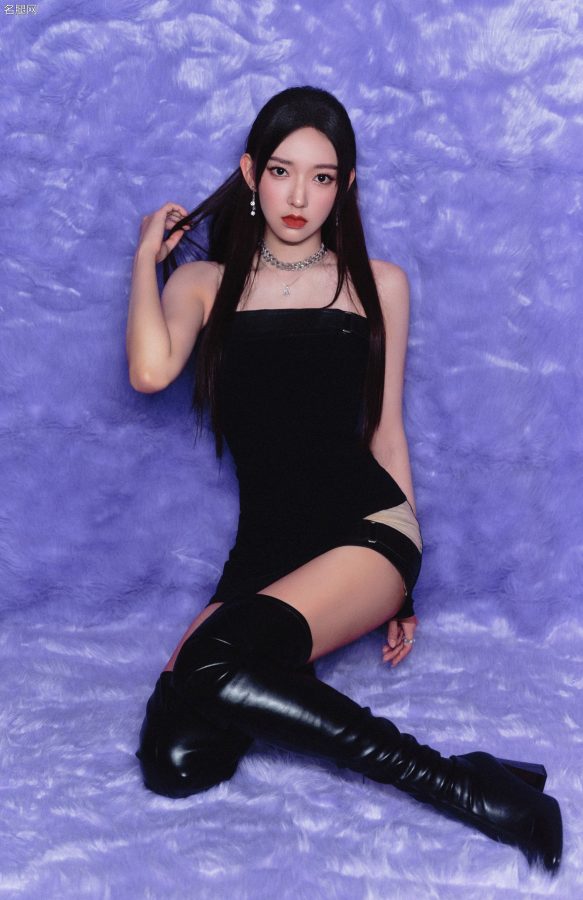 程潇短裙长靴全黑造型尽情展现美腿(2/6)
