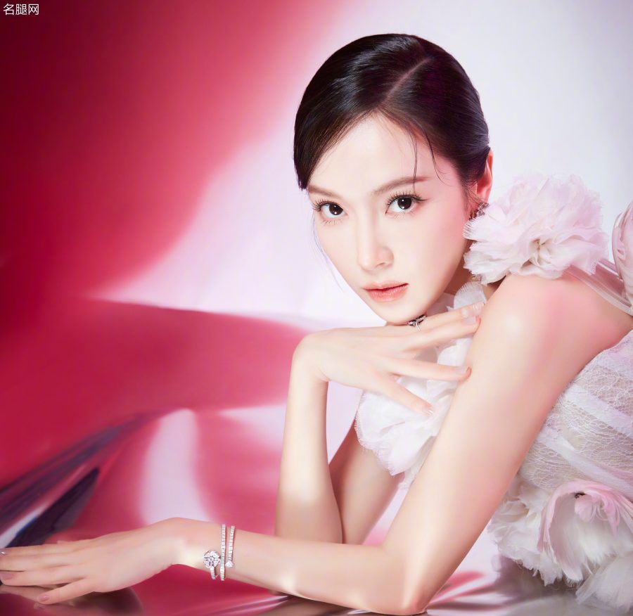 郑秀妍美腿踩高跟凉鞋出席搜狐时尚盛典光芒四射(6/11)