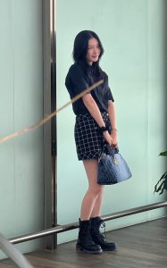 江疏影在机场候机素颜翘美腿