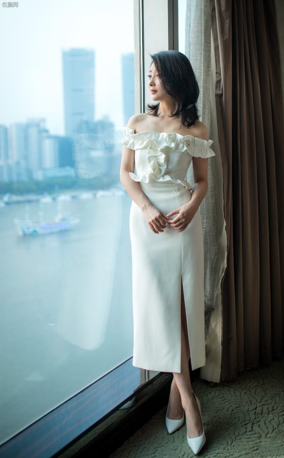 成熟气质女演员殷桃玉腿踩白色尖头高跟优雅迷人(3/5)