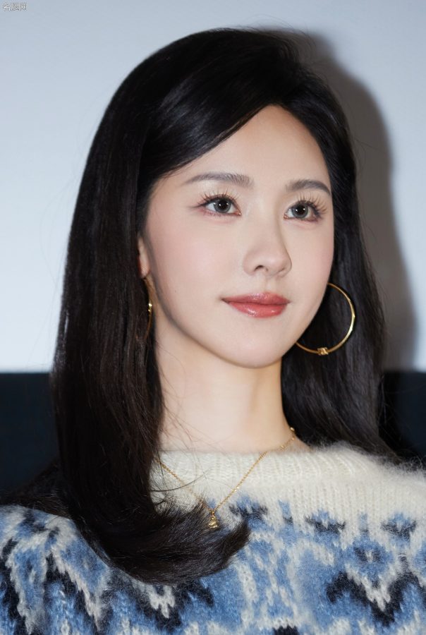漂亮妹子陈都灵笔直纤细的少女腿(3/3)