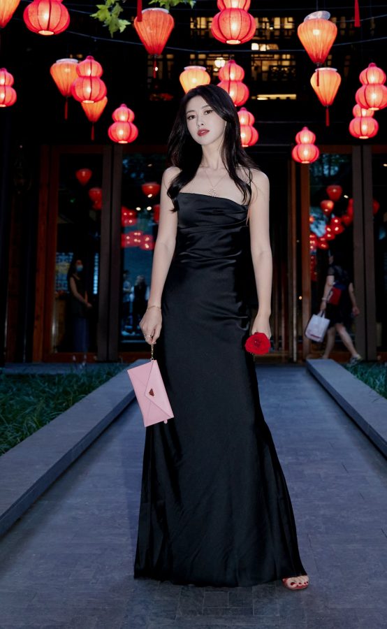 女演员朱珠穿吊带低胸晚礼服参加商业活动(1/6)