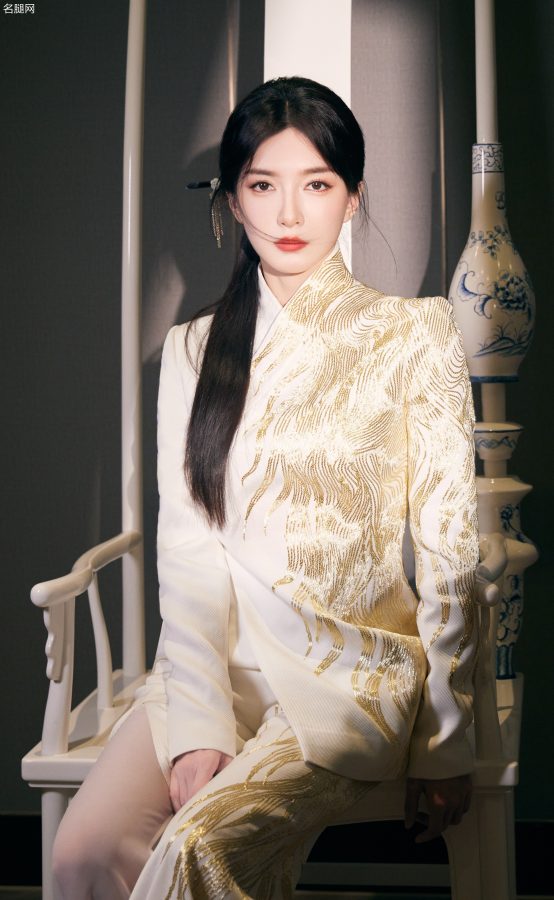 冷傲的大小姐江疏影身穿国风刺绣套装玉足很美(2/7)