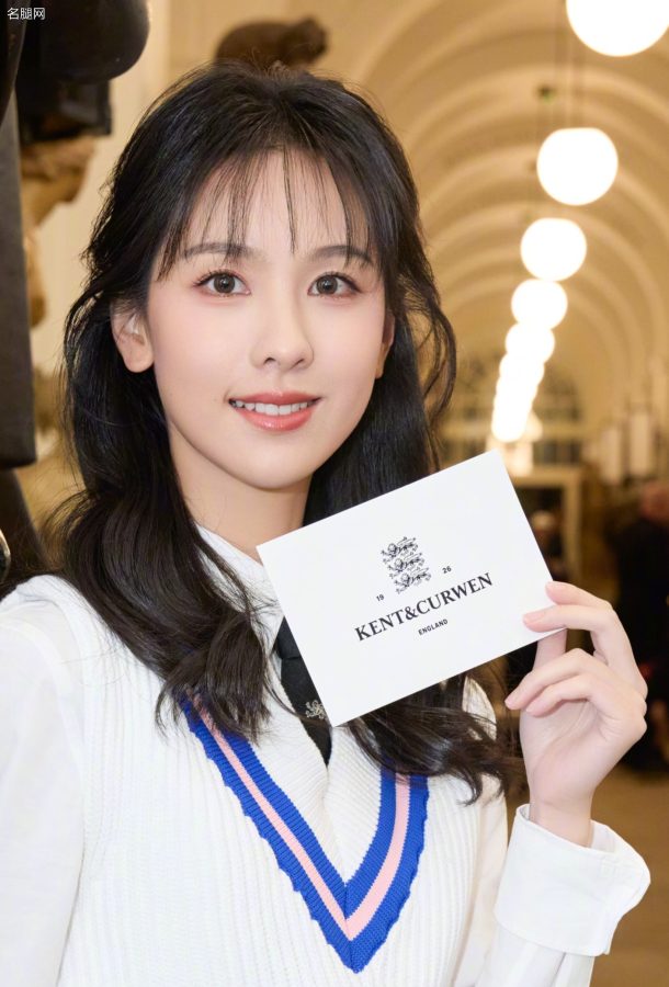 学妹陈都灵清纯校园风装扮美腿穿短筒白丝(16/21)