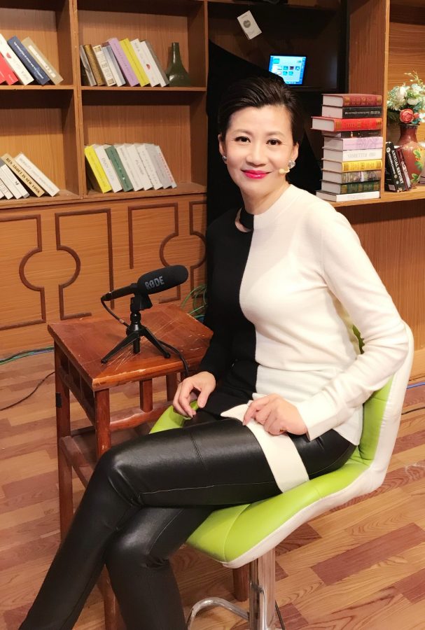 成熟女演员陈炜黑皮裤包裹长腿(1/1)