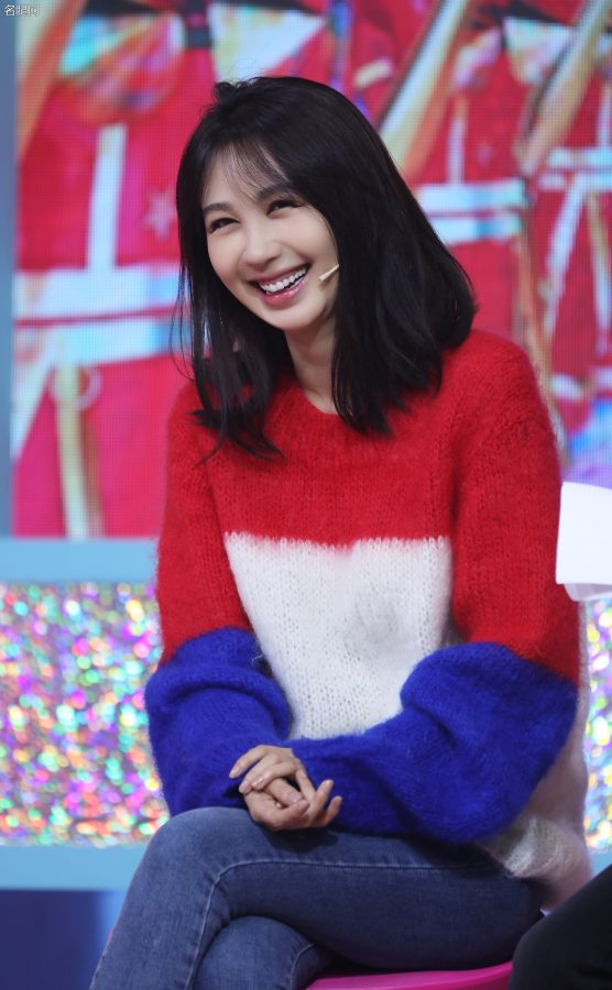 吴昕在《爱in思谈》节目里穿白裤细高跟采访李菲儿(3/3)