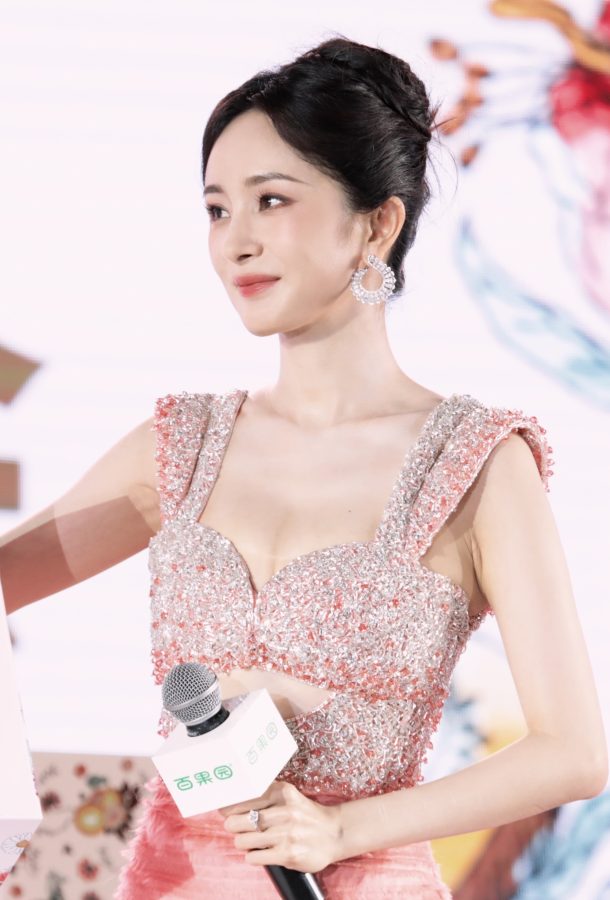 幂姐杨幂水蜜桃粉儿百果园写真秀美沟眼神勾人(21/25)