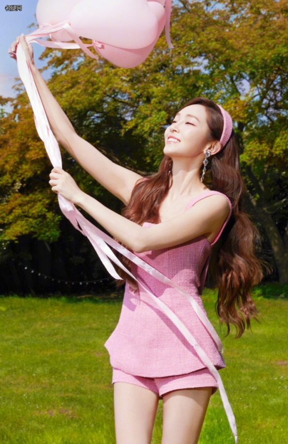 郑秀妍烂漫粉色写真美腿细又美(3/6)