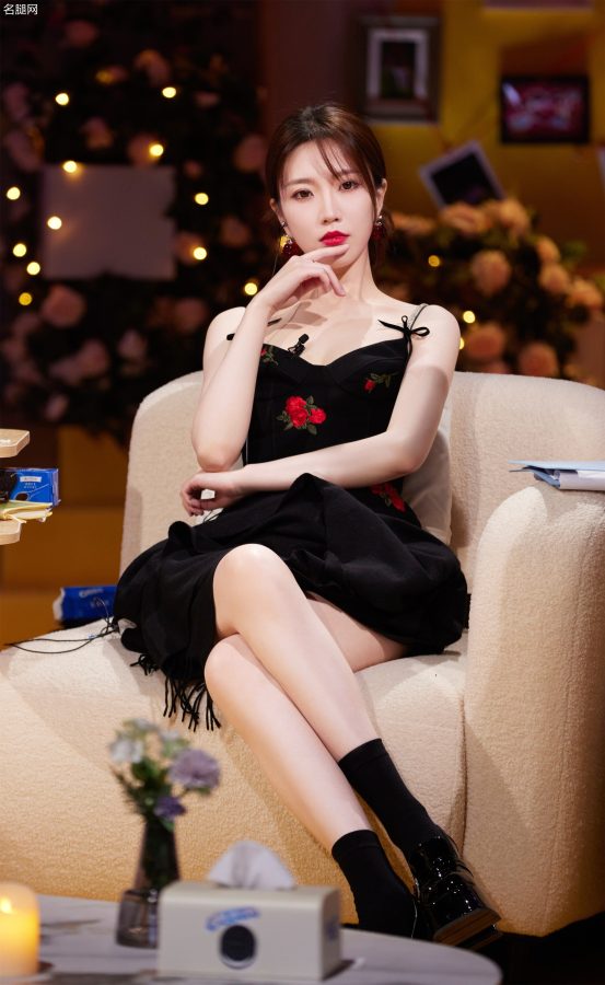 身材纤长的90后小姐姐张纯烨穿吊带花裙摆各种姿势拍照肌肤白皙(9/9)