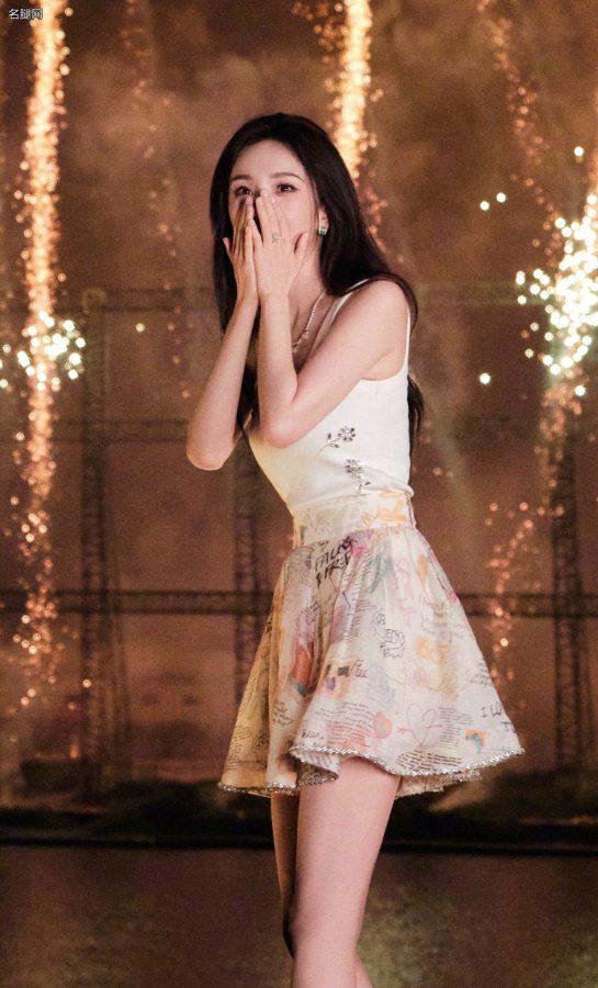 大幂幂杨幂过生日时烟花下纤长的少女腿(5/14)