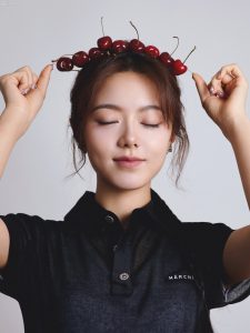 赵今麦少女美腿穿短靴温柔浪漫