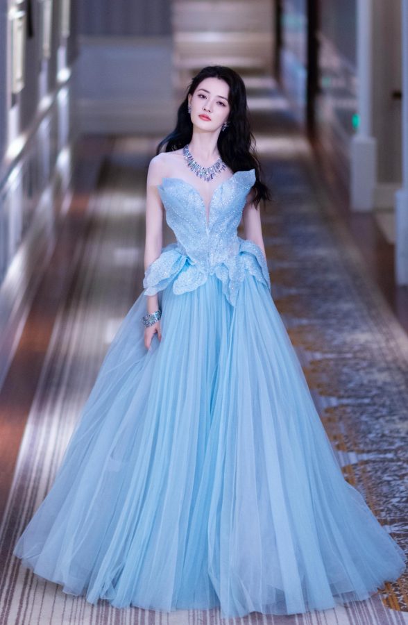徐璐穿蓝色露肩深V礼服出席珠宝品牌活动(7/7)