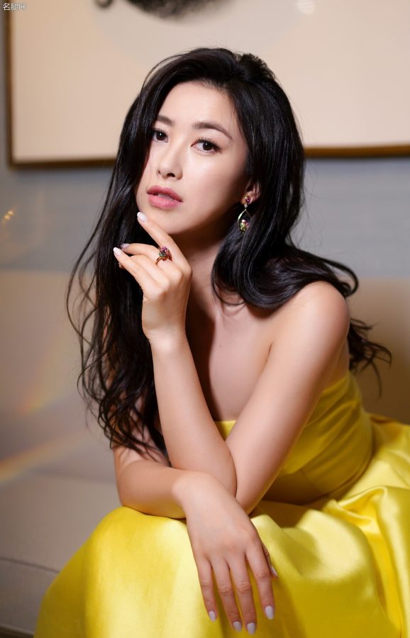 朱珠低胸明黄色晚礼服下完美的玉足(3/6)