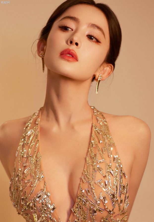 古力娜扎身穿深V长裙脚踩防水台高跟凉鞋自信华丽亮相(8/11)