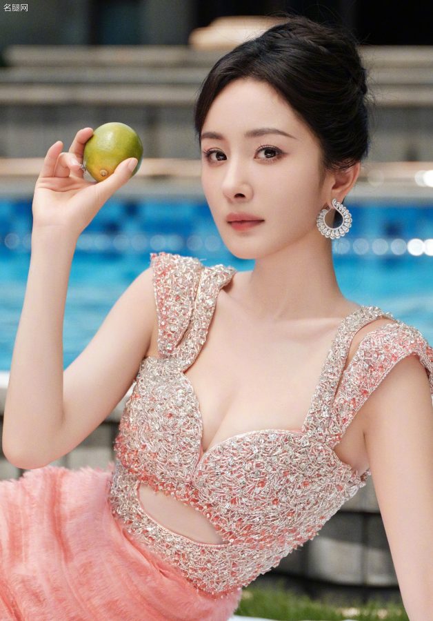 幂姐杨幂水蜜桃粉儿百果园写真秀美沟眼神勾人(3/17)