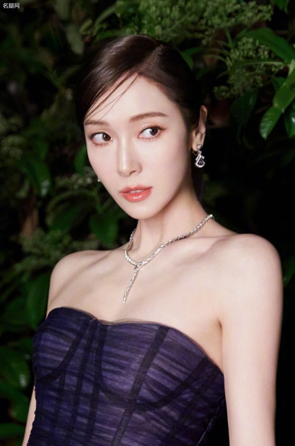 韩国美女郑秀妍穿低胸露肩纱裙优雅尽显(8/8)
