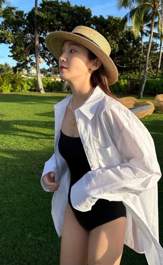 郑秀妍在夏威夷度假，白衬衫里穿一条吊带泳衣(3/6)