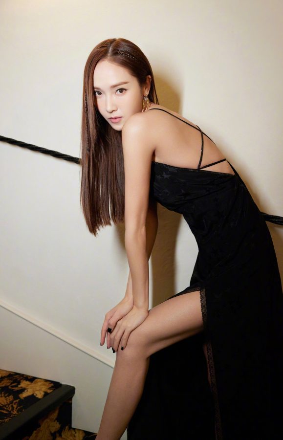 郑秀妍穿开衩裙露纤细玉腿闪耀巴黎时装周(4/8)