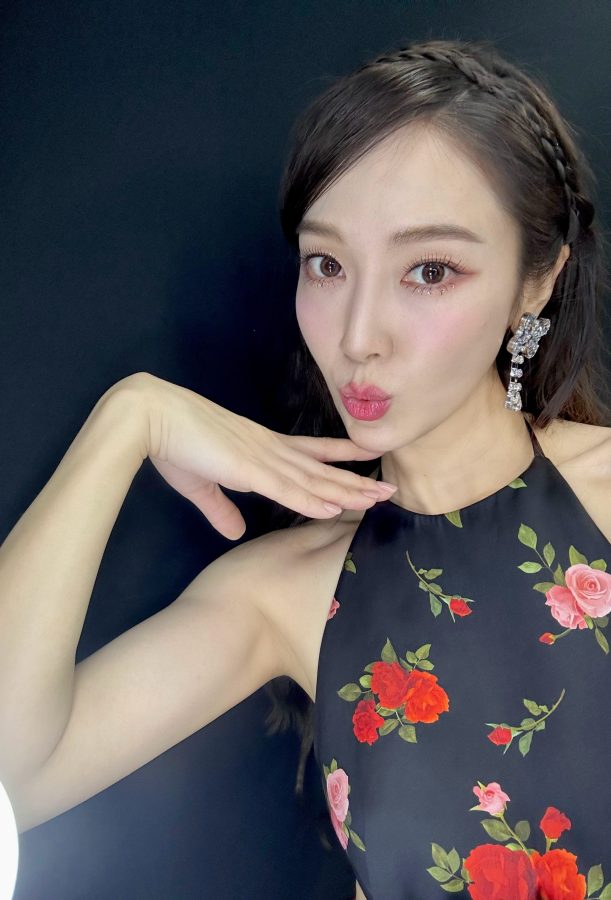 郑秀妍大秀美背腿穿黑丝网袜长发柔顺(7/7)