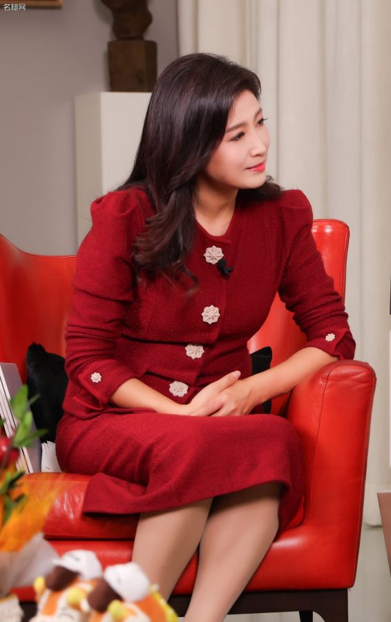 BTV美女主持人春妮腿穿丝袜踩细高跟采访(4/8)