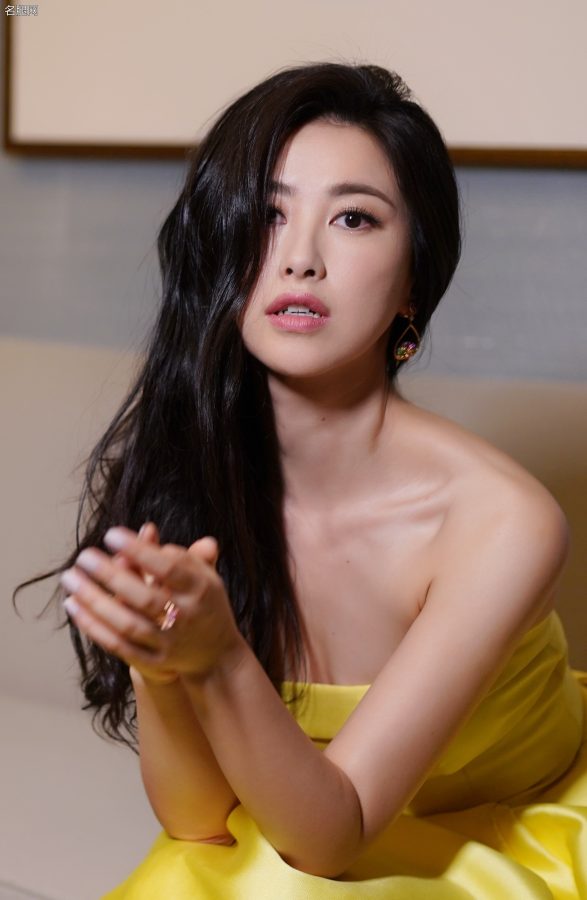 朱珠低胸明黄色晚礼服下完美的玉足(6/6)