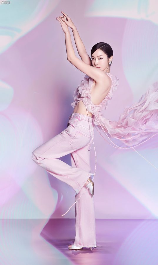 郑秀妍穿长裤踩凉高跟身姿优美(3/6)