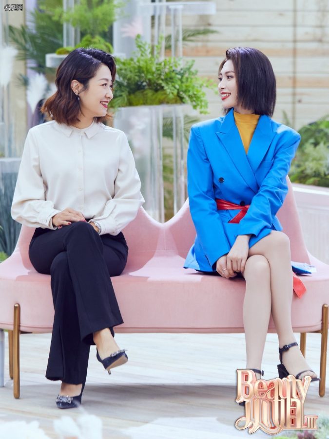 美妆博主Demi爷爷录制《Beauty小姐》穿蓝西装短裙翘二郎腿(2/3)