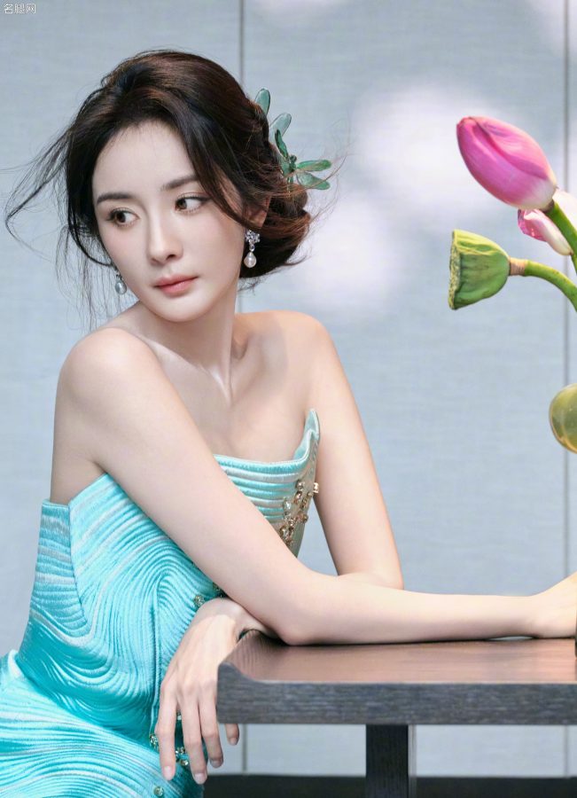 美佳人杨幂身穿露肩古韵美裙展露窈窕身材(4/10)
