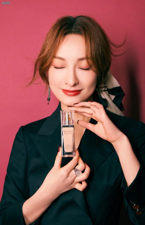女主持人吴昕穿黑色西装裙玉腿纤纤代言化妆品(3/3)