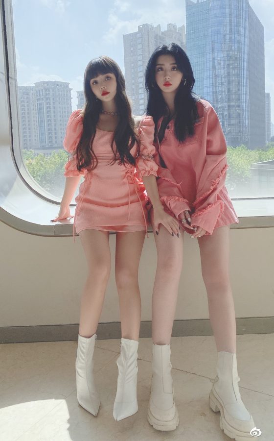 赵小棠和安崎两位粉红美少女的美腿(1/1)