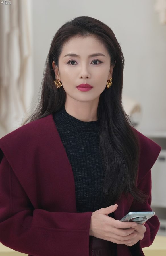 女明星刘涛脚踩红色尖头高跟，一张美脸两片红唇展现成熟魅力风情(6/6)
