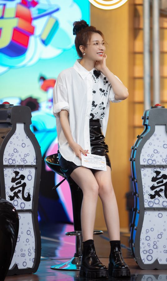 《元气满满的哥哥》主持人吴昕笔直的少女腿(5/13)