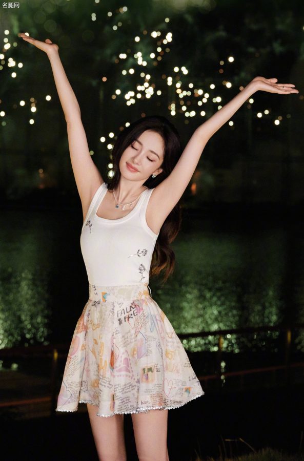 大幂幂杨幂过生日时烟花下纤长的少女腿(11/14)