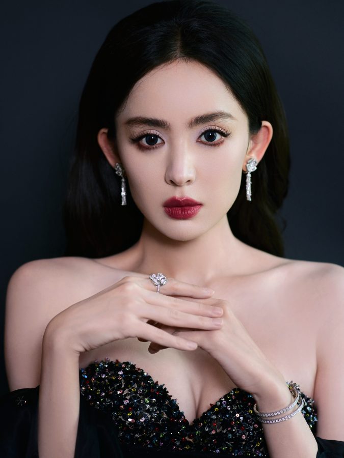 暗夜女王古力娜扎香肩美沟任你欣赏(3/5)