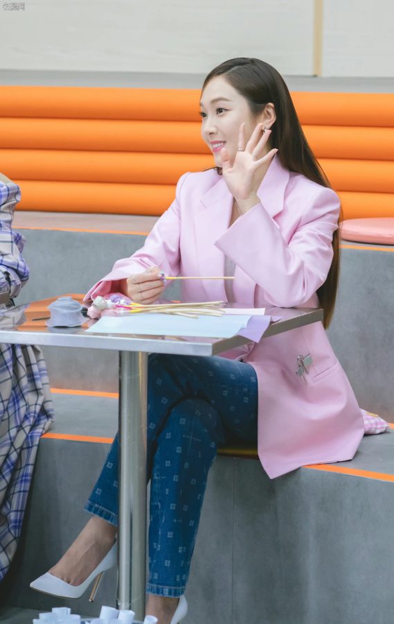 郑秀妍脚踩白色细高跟翘腿秀鞋底(5/7)