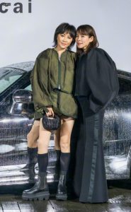 刘嘉玲出席商业活动秀修长美大腿