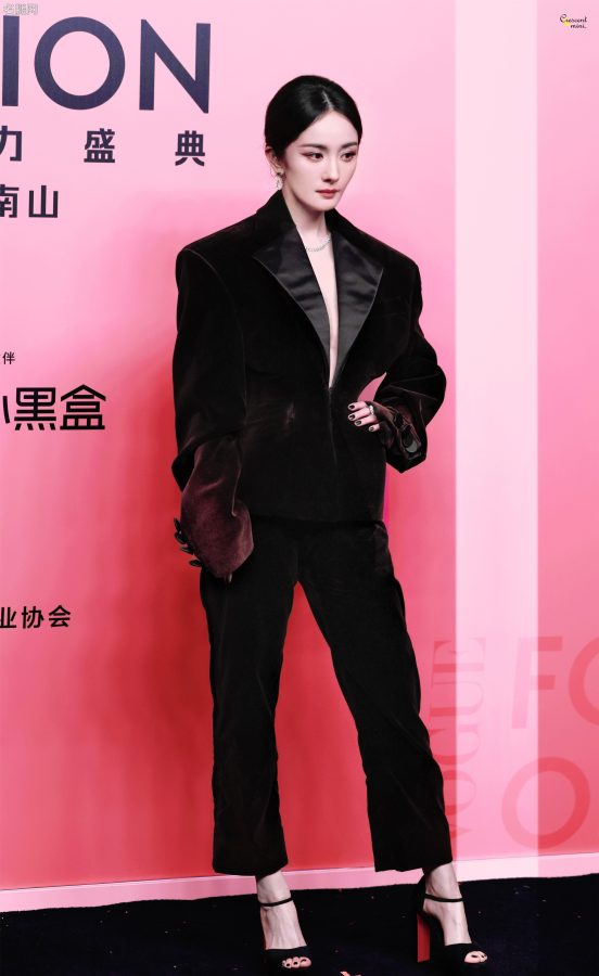 美姐杨幂穿长裤踩红底恨天高御感满分(9/19)