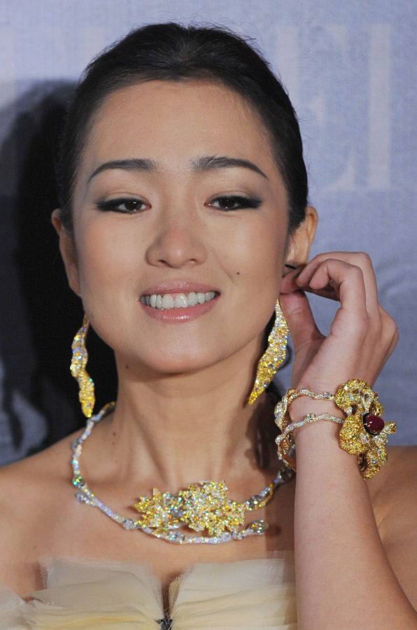 成熟魅力女星巩俐红毯上大秀风韵香肩玉臂(5/6)