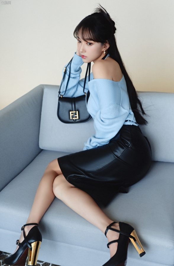 青春靓丽的美女程潇皮裙玉腿时尚写真(3/5)