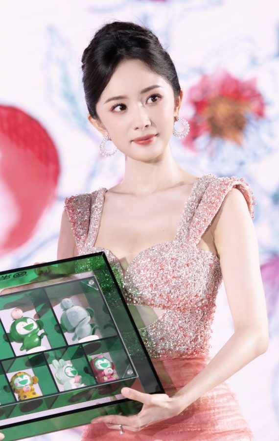 幂姐杨幂水蜜桃粉儿百果园写真秀美沟眼神勾人(22/25)