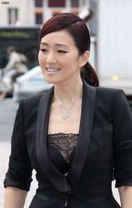巩俐穿西装踩恨天高秀蕾丝内衣